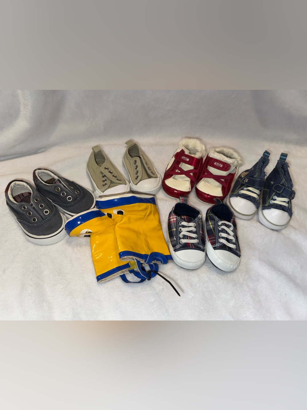 6 pairs of baby shoes size (2 are 3-6 months) 4 are size 2
